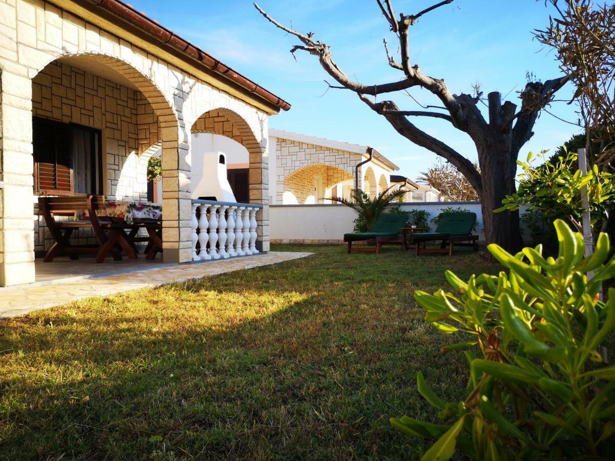 Holiday House Tara Villa Vir Exterior photo